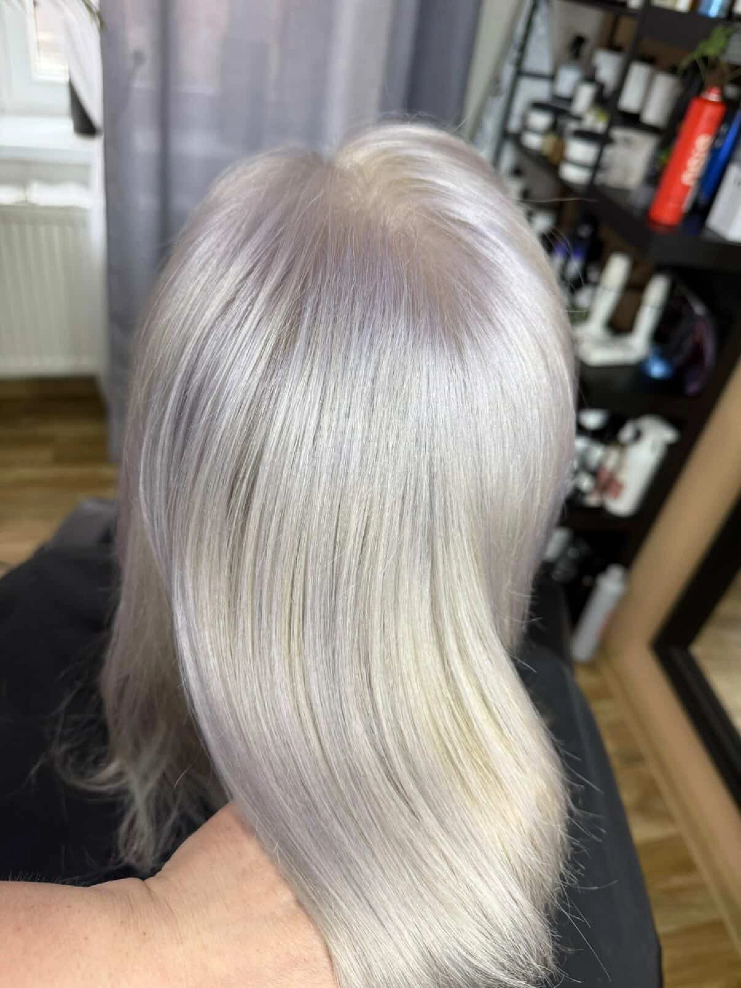 Popelavá blond barva s vysokým leskem na jemných vlasech.