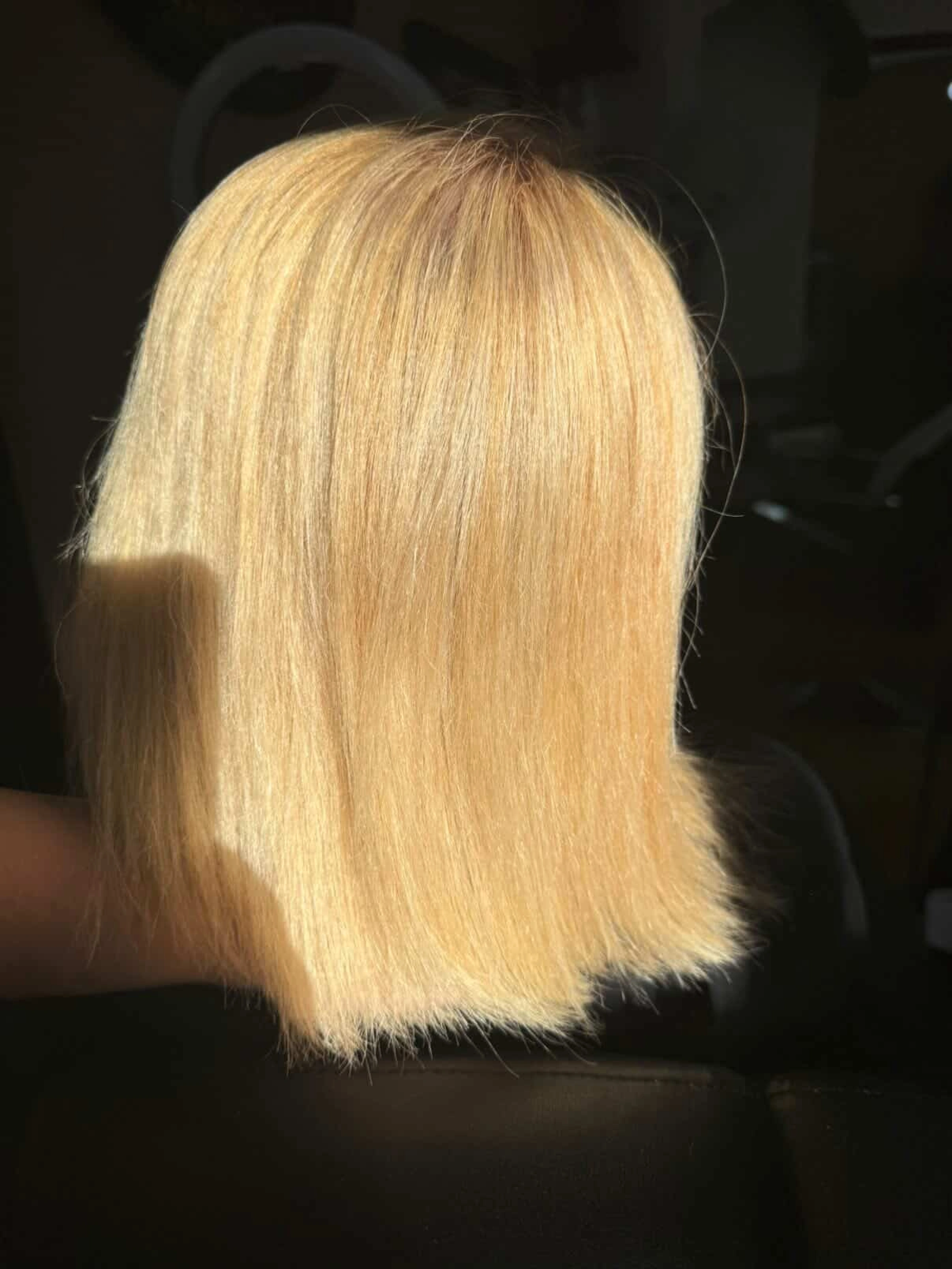 Rovný střih s teplým medovým blond barvením.