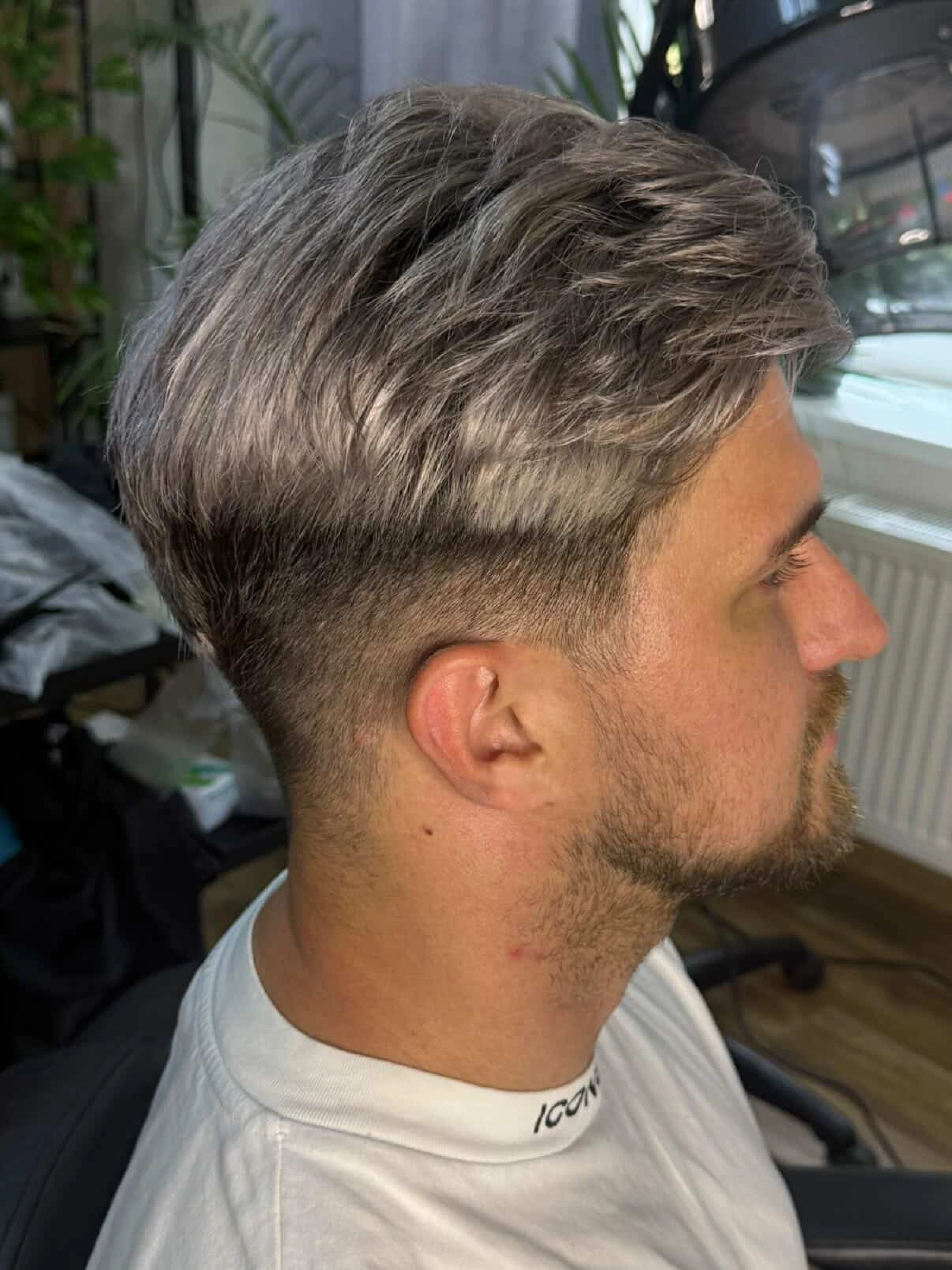 Pánský sestřih s texturovaným vrškem a fade přechodem.